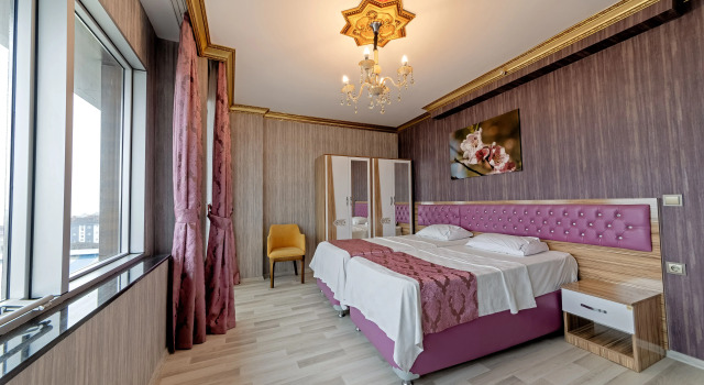 Шестиместный люкс Luxury с балконом и с красивым видом из окна Royal Babil Suites Hotel
