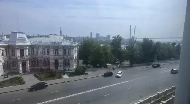 Апартаменты 3-х комнатные в центре на Светланской, Забронировать Апартаменты/квартира Отели Владивостока с парковкой, рядом с Бухта Золотой Рог, Парковка
