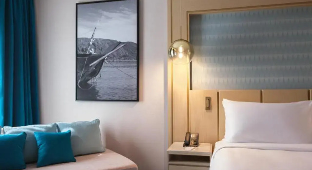 O podwyższonym standardzie pokój Maani Muscat Hotel & Suites