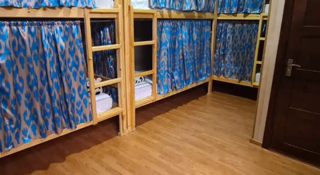 Cama en dormitorio compartido con vista al patio Azaliya Hostel