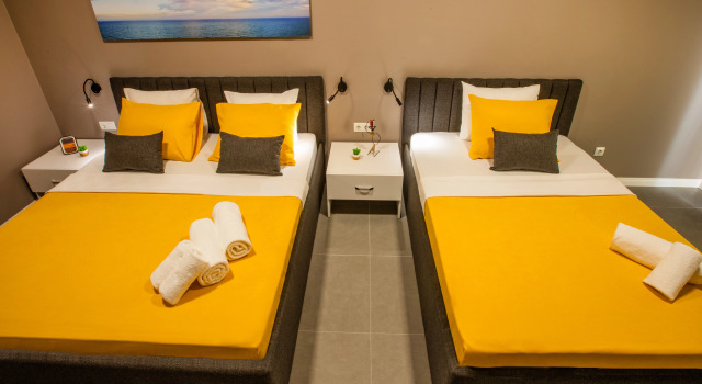 Трёхместный номер Superior с балконом и с видом на горы First Joy Hotel