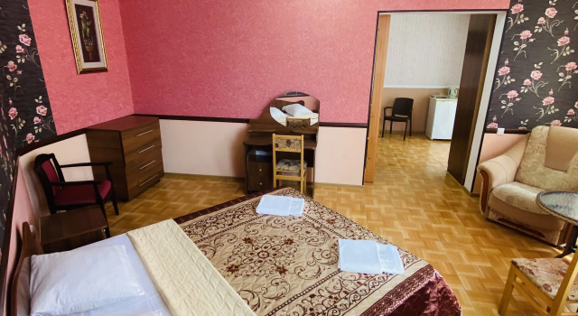 Номер Семейный с 2 комнатами с балконом и с видом на горы Гостевой дом София