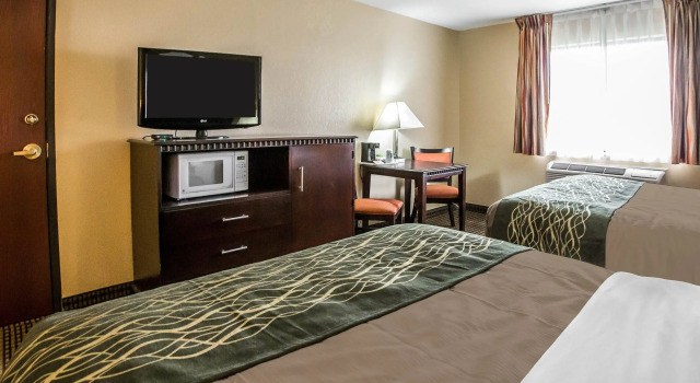 Четырёхместный номер Standard Econo Lodge Inn & Suites Monroe