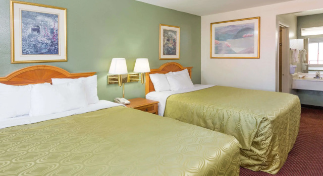 Четырёхместный номер Standard Days Inn by Wyndham in San Bernardino