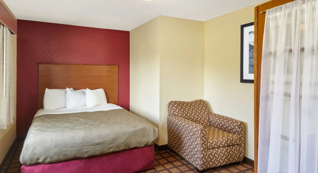 Номер Standard с 2 комнатами AmericInn by Wyndham Burlington