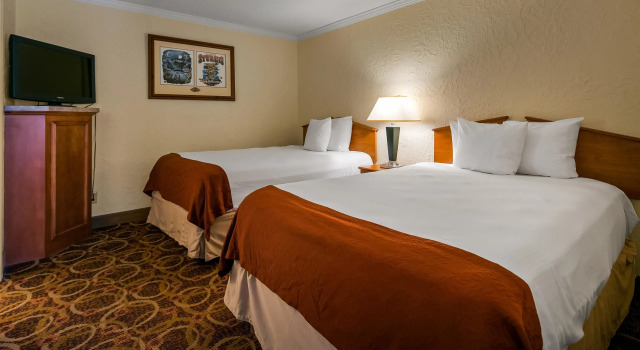 Четырёхместный люкс Sturgis Lodge & Suites, Travelodge by Wyndham