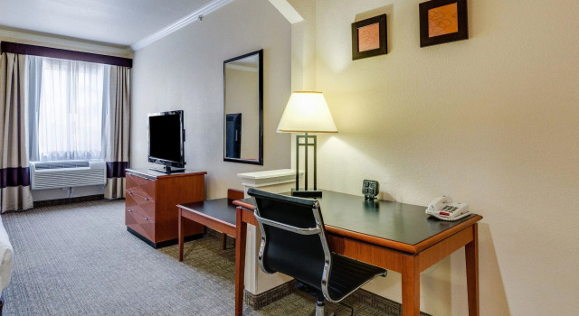Люкс Business Comfort Suites Deer Park Pasadena