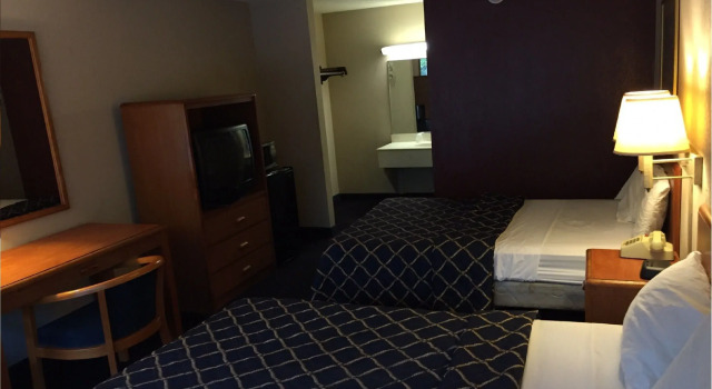 Четырёхместный номер Standard Magnuson Hotel Columbia