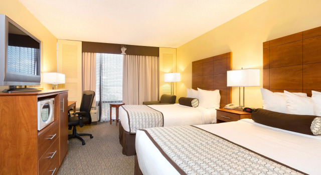 Четырёхместный номер Standard с видом на бассейн Best Western Orlando Gateway Hotel