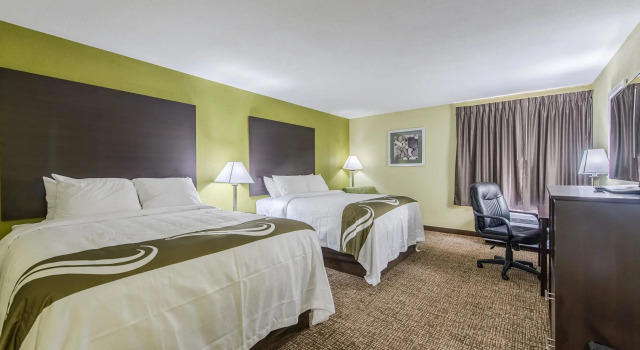 Четырёхместный номер Standard Quality Inn & Suites University Area