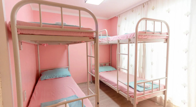 Кровать в общем номере (женский номер) Sounlin Guesthouse - Caters to Women