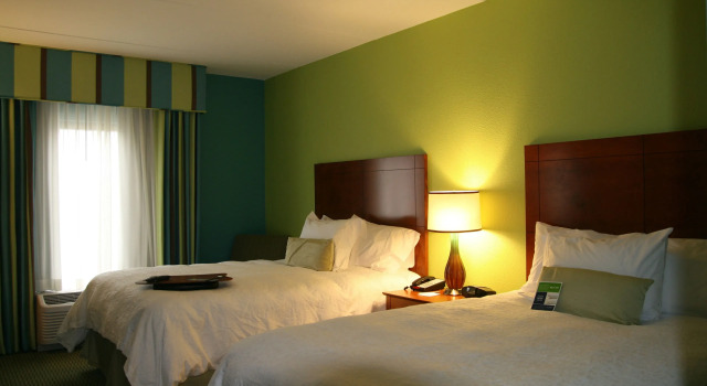 Четырёхместный номер Standard Hampton Inn Bermuda Run / Advance