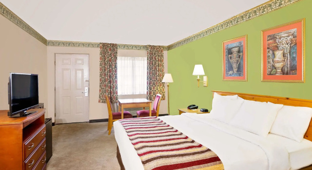 Двухместный номер Standard Days Inn & Suites by Wyndham Starkville