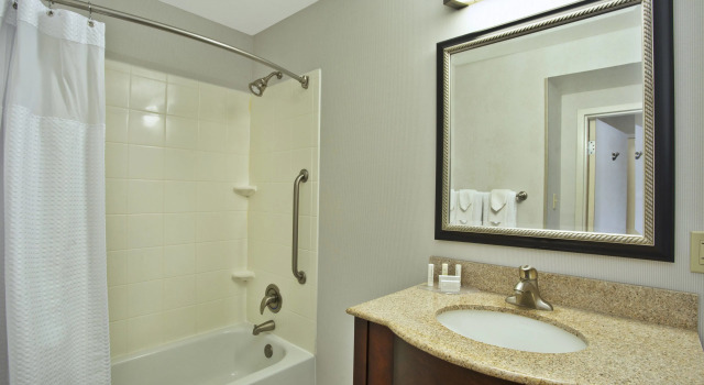 Четырёхместный номер Standard Courtyard by Marriott Gulfport Beachfront