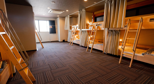 Кровать в общем номере Guest House Ouka
