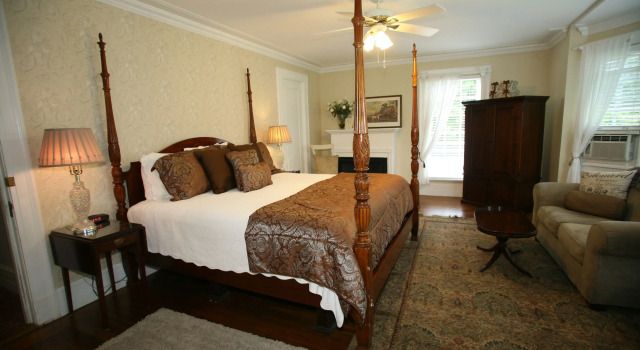 Номер Deluxe Four Chimneys Inn
