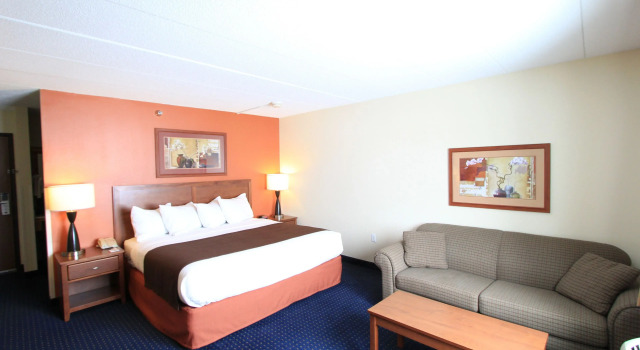 Двухместный люкс c 1 комнатой AmericInn by Wyndham Cedar Rapids Airport