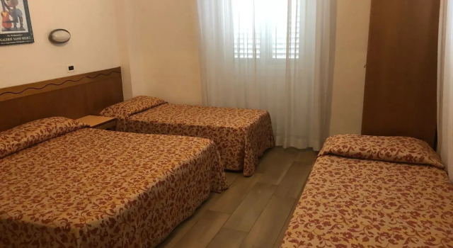 Четырёхместный номер Hotel Nuova Italia