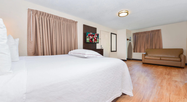 Номер Standard Red Roof Inn PLUS+ & Suites Guilford