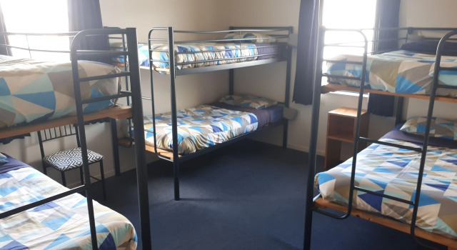 Кровать в общем номере Hat Trick Lodge