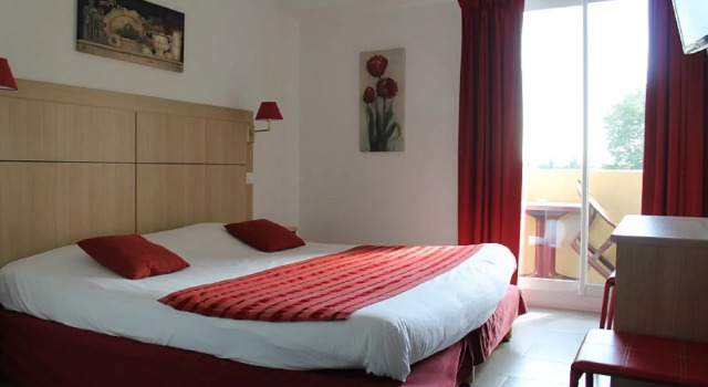 Номер Comfort Hotel Les Nevons