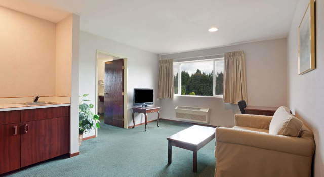 Двухместный люкс студия Days Inn by Wyndham Seatac Airport