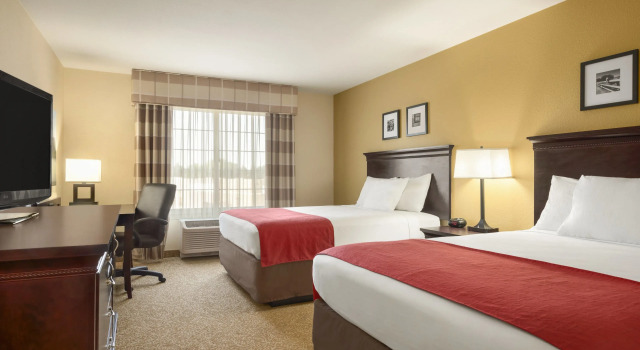 Четырёхместный номер Standard Country Inn & Suites by Radisson, Minot, ND