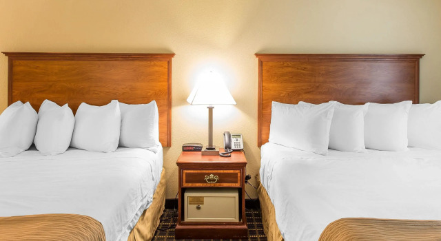 Четырёхместный номер Standard Quality Inn & Suites On The River