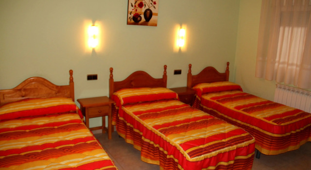 Трёхместный номер Standard HOSTAL La MARAVILLOSA DE VALDERAS