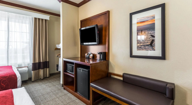 Четырёхместный люкс с балконом Comfort Suites Galveston Cruise Port Area - Beachside