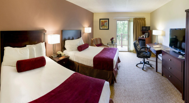 Четырёхместный номер Standard с балконом University Inn Academic Suites