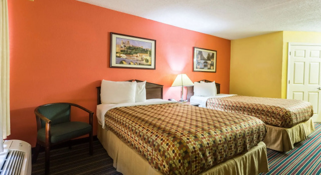 Четырёхместный номер Standard Econo Lodge Tupelo Barnes Crossing