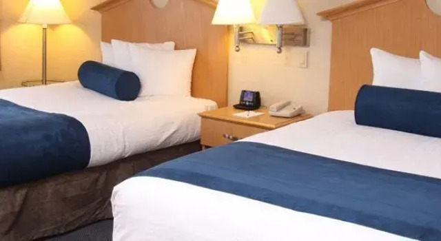 Четырёхместный номер Deluxe Marco LaGuardia Hotel & Suites