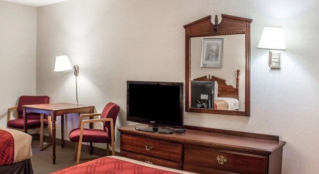 Четырёхместный номер Standard Econo Lodge Traverse City South
