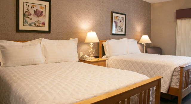 Четырёхместный номер Standard с балконом Essenhaus Inn & Conf. Center