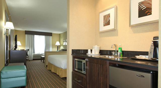Номер Executive Holiday Inn Express Hotel & Suites Vernon by IHG
