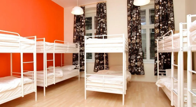 Кровать в общем номере Grampa's Hostel