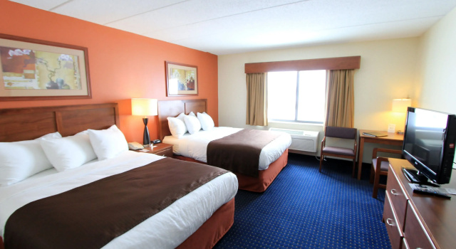 Четырёхместный номер Standard AmericInn by Wyndham Cedar Rapids Airport