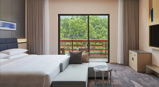 Полулюкс c 1 комнатой с балконом и с видом на горы Four Points by Sheraton Guangdong, Heshan