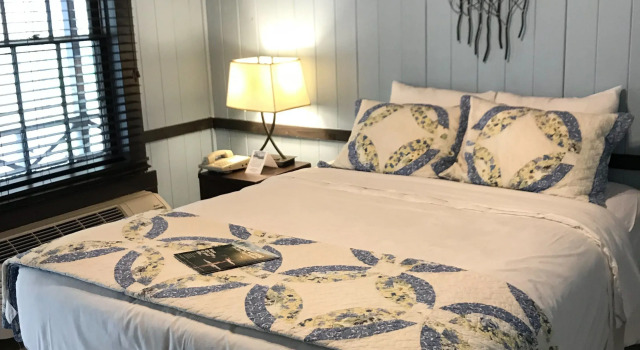 Двухместный номер Standard с балконом Riverside Lodge at Chimney Rock