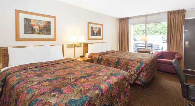 Четырёхместный номер Standard Days Inn by Wyndham Dubuque
