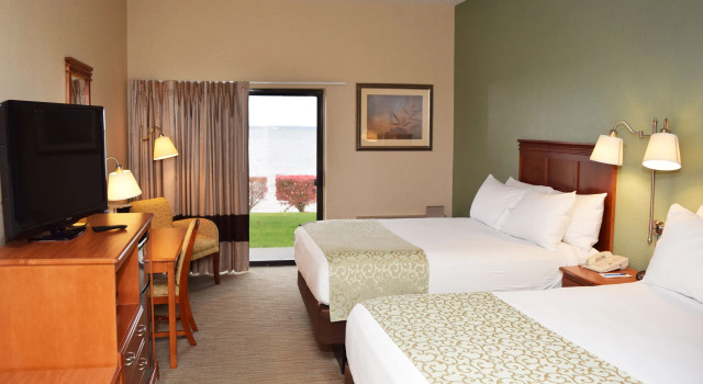 Четырёхместный номер Standard рядом с пляжем Beachfront Hotel Houghton Lake