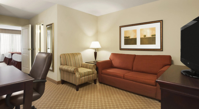 Четырёхместный люкс c 1 комнатой Garner Hotel Madison - Huntsville Airport by IHG