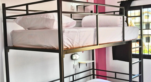Кровать в общем номере Slumber Party Chiang Mai
