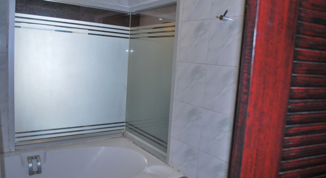 Полулюкс Suriwongse Hotel