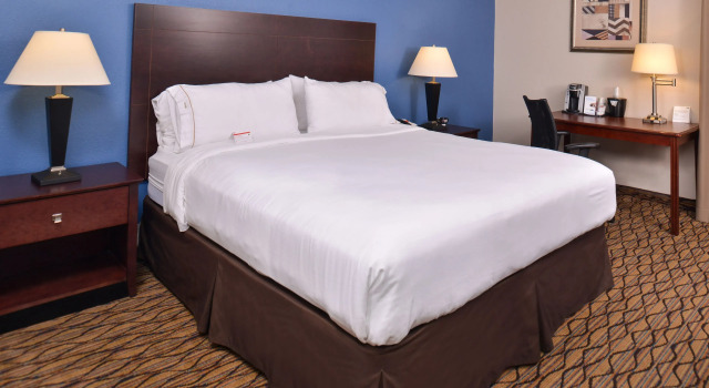 Двухместный номер Standard Holiday Inn Express & Suites Omaha Downtown Old Market by IHG