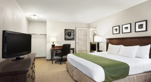 Двухместный люкс c 1 комнатой Country Inn & Suites by Radisson, Madison, WI