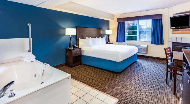 Двухместный люкс AmericInn by Wyndham Hotel and Suites Long Lake