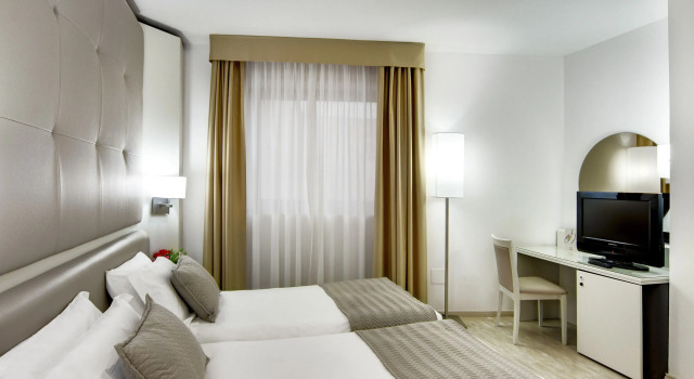 Четырёхместный номер Mediterraneo Palace Hotel