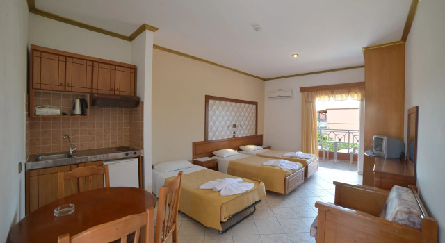 Трёхместная студия с балконом и с красивым видом из окна Angelina Hotel & Apartments